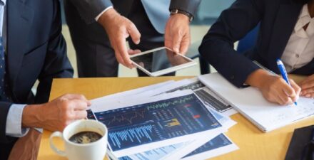 Transformasi digital menjadi kebutuhan mutlak bagi industri 4.0 yang menuntut perubahan.