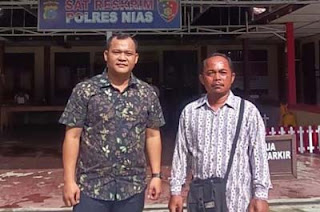 Pedagang di Gunungsitoli, Sumut didampingi penasihat hukumnya.