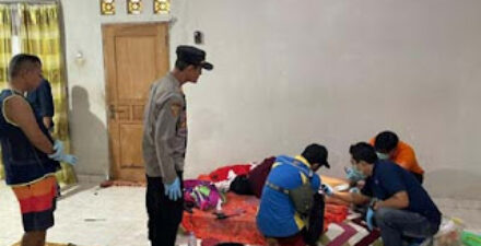 Polisi mengevakuasi jasad nenek yang diduga jadi korban pembunuhan di Wonogiri.