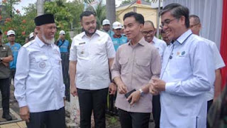 Wako Fadly Amran bersama Gubernur Mahyeldi dan Menaker Yassierli mengecek pembagian BSU di Kantor POS Padang.