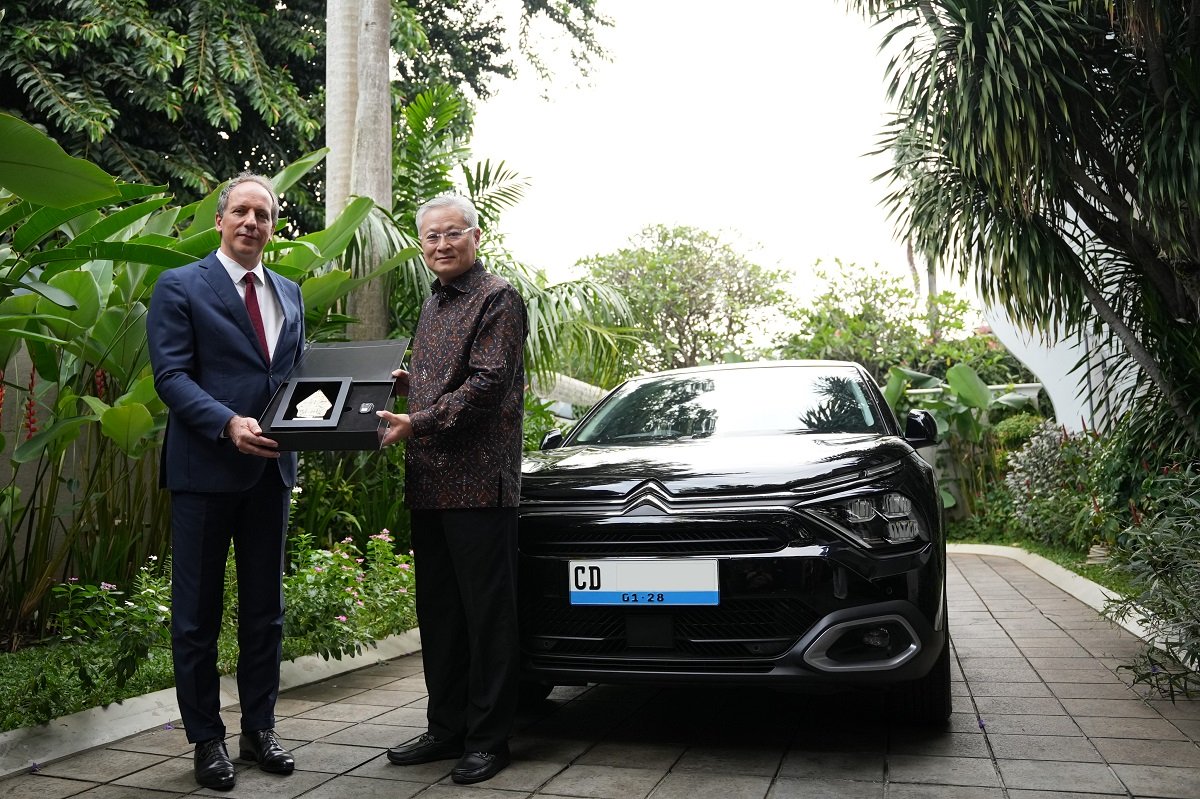Penyerahan Citroen E-C4 di kediaman Duta Besar Prancis untuk Indonesia.