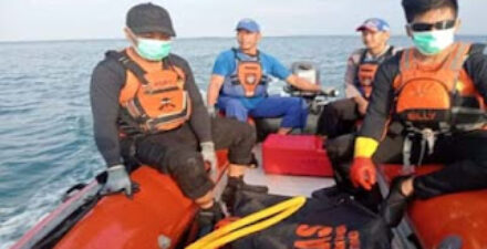 Petugas mengevakuasi jasad wisatawan yang tenggelam