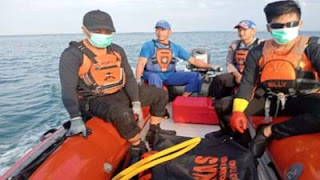 Petugas mengevakuasi jasad wisatawan yang tenggelam