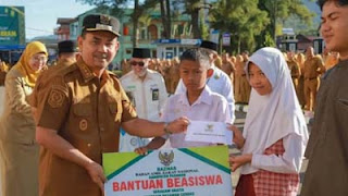 Pemkab Pasaman Bagikan Seragam Gratis ke 5.400 Siswa