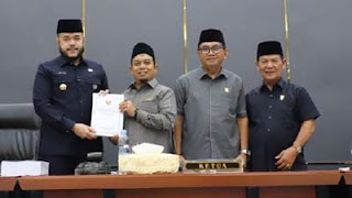 Anggota DPRD Padang menghadiri rapat paripurna.