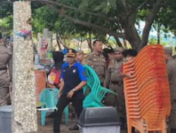 PKL Bawa Sajam Saat Lawan Penertiban di Padang