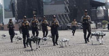 Polri memperkenalkan 25 unit robot patrol humanoid, robot anjing pintar (i-K9)