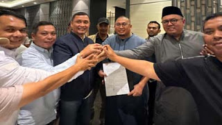 Pengurus IKBMY menyerahkan nota kesepahaman.