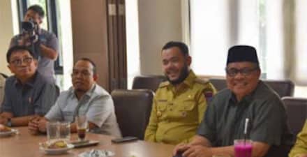 Wali Kota Padang Fadly Amran menggelar pertemuan.