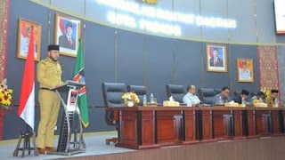 Wako Fadly Amran sampaikan nota KUA-PPAS dihadapan DPRD Kota Padang.