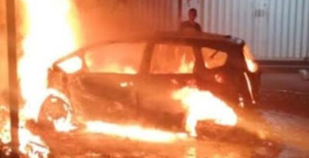 Honda Jazz ludes terbakar usai menabrak kios bensin di Kota Malang