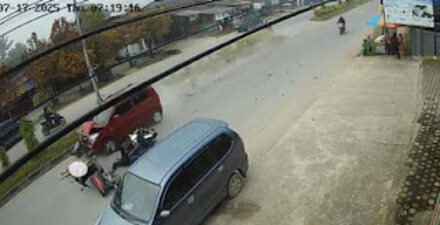 Mobil Suzuki Karimun menabrak sejumlah kendaraan.