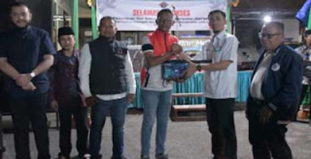 Semen Padang serahkan bantuan operasional.