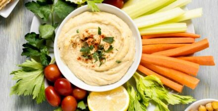 Punya diabetes bukan berarti tidak boleh ngemil. Berikut rekomendasi camilan enak tapi tetap aman buat penderita diabetes.