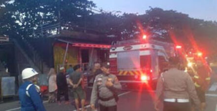Sejumlah toko di kawasan Danau Cimpago terbakar.