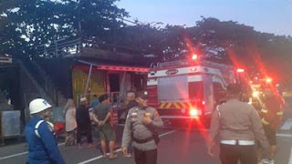 Sejumlah toko di kawasan Danau Cimpago terbakar.