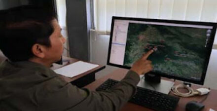 Petugas Pos Gunung Api (PGA) Gunung Marapi Teguh Purnomo menunjukkan peta sebaran stasiun pemantau Gunung Marapi.