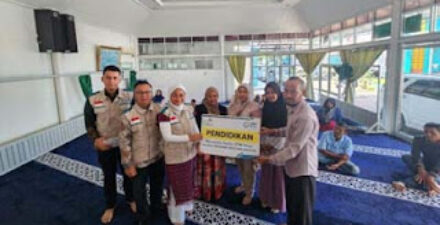 YBM PLN UP3 Padang Salurkan Bantuan Pendidikan Rp31,5 Juta untuk 18 Siswa Prasejahtera