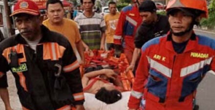 Seorang remaja tersengat listrik saat mengejar layangan di Soreang, Kabupaten Bandung.