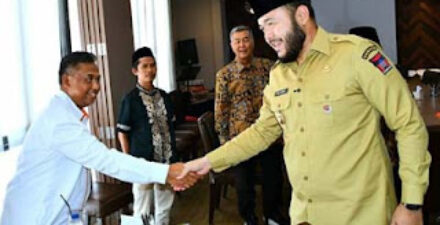 Wali Kota Padang, Fadly Amran sedang bersalaman