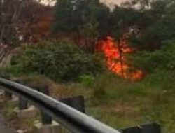 Rem Blong, Truk Terbakar Usai Masuk Jurang di Padang