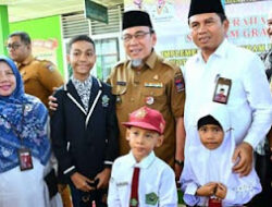 Kartu Padang Juara Jangkau MI dan MTs, Seragam dan LKS Dibagikan