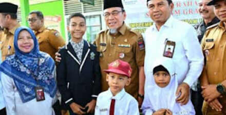 Wakil Walikota Maigus Nasir didampingi oleh Kepala Kantor Kemenag Kota Padang, Edy Oktafiandi, menyalurkan seragam gratis untuk Siswa Madrasah