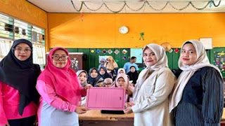 Tim Andre Rosiade menyerahkan beasiswa PIP untuk siswa di SD 45 Bungo Pasang.