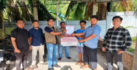 Petugas Resor Konservasi Wilayah II Maninjau BKSDA Sumbar menerima seekor anak trenggiling