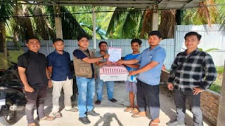 Petugas Resor Konservasi Wilayah II Maninjau BKSDA Sumbar menerima seekor anak trenggiling