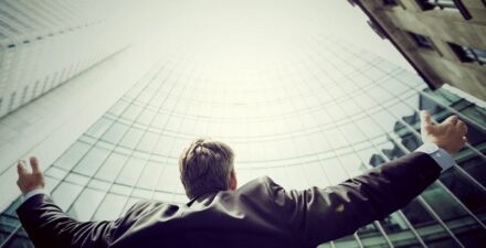 Daftar 10 Desainer Terkaya di Muka Bumi, Ada yang Punya Harta Rp156 Triliun.