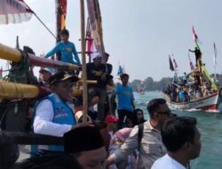 Perahu Nyaris Tabrak Rombongan Gubernur di Ruwat Laut Carita