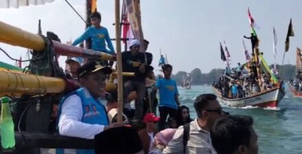 Detik-detik perahu nelayan nyaris menabrak perahu rombongan Gubernur