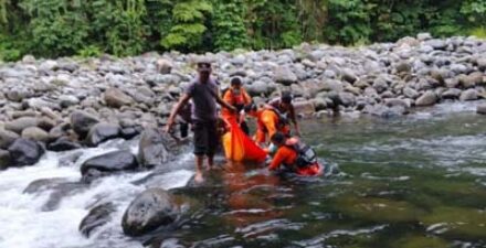 Tim Basarnas Padang mengevakuasi jenazah tak dikenal di sungai Lubuk Minturun.