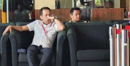 Advokat PDIP Donny Tri Istiqomah (kemeja putih).