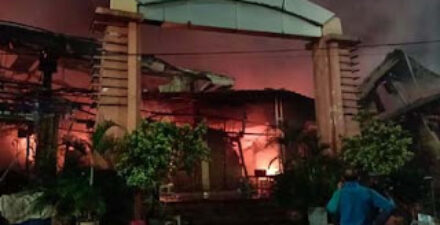 Kebakaran melanda Pasar Taman Puring, Kebayoran Baru, Jakarta Selatan, Senin (28/7/2025).