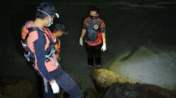 Pos Siaga SAR Pesisir Selatan, mengevakuasi mayat paruh baya di Pantai Pasir Putih