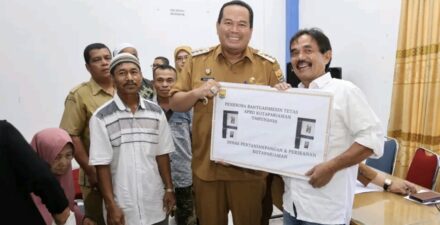 Wali Kota Pariaman Bagi Ribuan Ayam Petelur & Mesin Tetas Gencarkan Program Satu Rumah Satu Industri
