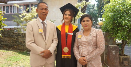 Selamat dari Kecelakaan Kapal Barcelona V, Orang Tua Shintia Hadiri Wisuda di UKSW