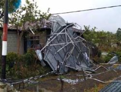 Angin Puting Beliung Terjang Aia Dingin, Kab. Solok, Atap Rumah Warga Berterbangan