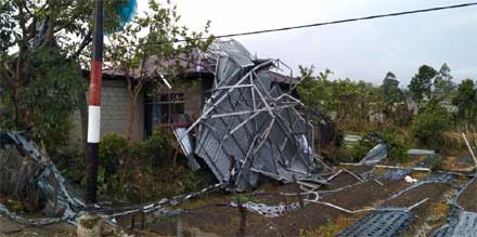 Ini salah satu rumah warga yang atapnya diluluhlantakkan angin puting beliung di Aia Dingin, Kab. Solok.