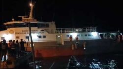 Longboat terbalik di Mentawai