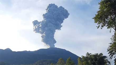 Gunung Marapi kembali erupsi.