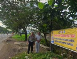 Jasa Raharja Sumbar dan Polresta Padang Tempelkan Imbauan Keselamatan di Titik Rawan Kecelakaan