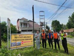 Jasa Raharja dan PT KAI Divre II Tingkatkan Keselamatan di Perlintasan Sebidang Lewat Spanduk Imbauan di Kota Padang