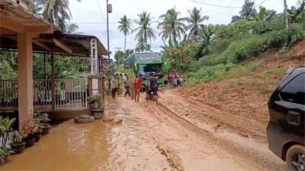 Longsor di kawasan Barung-barung Belantai, Kecamatan Koto XI Tarusan, Pesisir Selatan. (Foto: Istimewa)