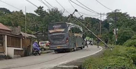 Bus Pariwisata Tertimpa Tiang Listrik di Padang