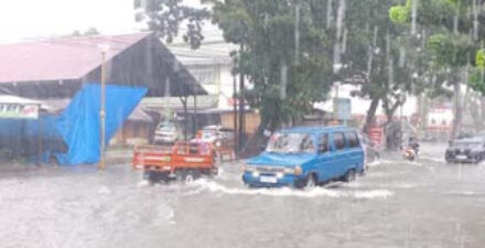 Genangan di sejumlah lokasi Kota Padang. Yang terlihat ini adalah di kawasan Alai.