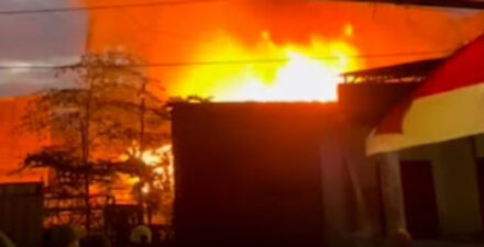 Rumah panggung yang Kecamatan Biringkanaya, Kota Makassar, ludes terbakar
