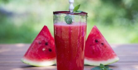 Jus semangka, salah satu minuman untuk mengatasi badan pegal.